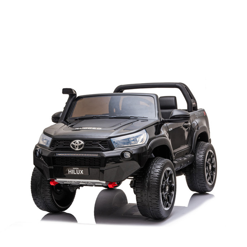 I bambini viaggiano su un'auto elettrica con licenza Toyota Hilux 2019