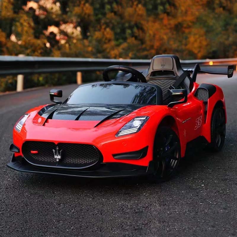 I bambini 24v viaggiano su Maserati MC20 GT2